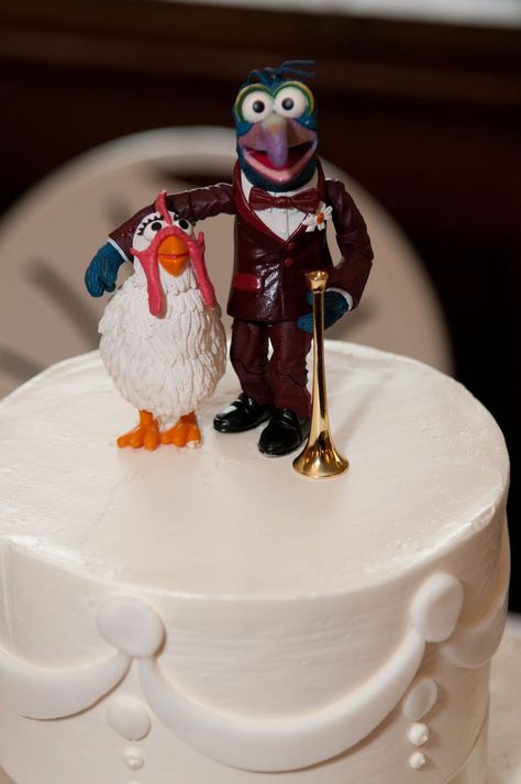 gonzo chicken WEDDING | Gonzo and Camilla vintage figures as cake topperStreet Cake, Muppets ... Muppets Party, Blush And Bashful, Sesame Street Cake, Spotify Playlist Covers, Character Cakes, Themed Weddings, Plan A Wedding, The Muppets, Wedding Topper