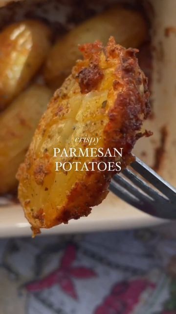 FOOD | COOKING | RECIPES on Instagram: "CRISPY PARMESAN POTATOES 😋 full recipe ⬇️ In case you haven’t already heard, crispy Parmesan potatoes are the latest food sensation to hit the internet, and I’m here to tell y’all that they’re incredible👏🏻 I mean, what could be better than potatoes, butter and Parmesan?🤤 🎥 @chefmarinie Gather 8-10 baby potatoes or 4-5 fingerling potatoes, halved 30g butter, melted 1 tbsp garlic infused oil, or crushed garlic 1/2 tsp smokey paprika 1/2 tsp mixed Ita Potato Pillow Recipe, Garlic Infused Oil, Crispy Parmesan Potatoes, Crispy Smashed Potatoes, Instagram Recipes, Parmesan Potatoes, Plant Based Cookbook, Fingerling Potatoes, Christmas Apps