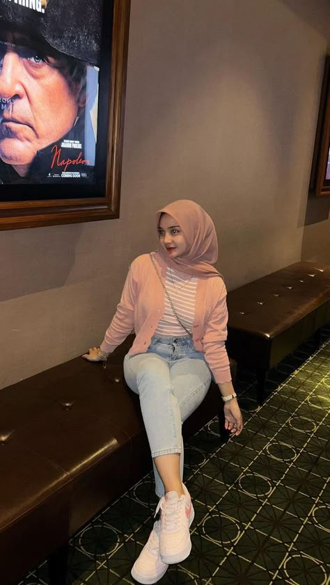 Outfit Ngampus, Ootd Simple, Ootd Hijab Casual, Outfit Hijab Casual, Street Hijab Fashion, Casual Chic Outfits, Pose Fotografi, Casual Hijab Outfit, Muslim Women Hijab