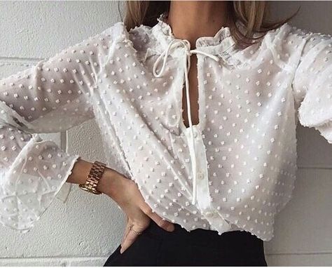 The 7 White Tops That Will Instantly Elevate Your Style Pearl Blouse, Moda Over 40, Sukienki Maksi, Stile Casual Chic, Black And White Outfit, 90's Fashion, Sheer Shirt, Looks Street Style, Mode Inspo