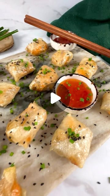 Foodsteer on Instagram: "Salmon Rice Paper Parcels
by @shicocooks 

Makes 14 pieces

Ingredients:

	•	250g / 8.8oz salmon fillet (skinless, boneless, finely chopped)
	•	1 bunch chives (finely chopped)
	•	1 garlic clove (minced)
	•	1 tsp minced ginger
	•	1 tsp cornstarch (heaped)
	•	1 tsp sesame oil
	•	1 tbsp soy sauce
	•	7 rice papers

Cooking spray
Sesame seeds and additional chopped chives for garnish

Method:
In a bowl, add salmon, chives, ginger, garlic, cornstarch, sesame oil, and soy sauce; mix well.

Soak rice paper in water, transfer it onto the working surface, and cut it in half.

Add filling to each half (about 1 tbsp) and fold as shown in the video. Repeat with the remaining rice paper and filling.

Spray the air fryer basket with cooking spray and arrange the salmon parcels. S Salmon Rice Paper Dumplings, Salmon Rice Paper Bites, Fish Casserole, Rice Paper Recipes, Crab Stuffed Shrimp, Salmon And Rice, Paleo Diet Recipes, Cooking For One, Hummus Recipe