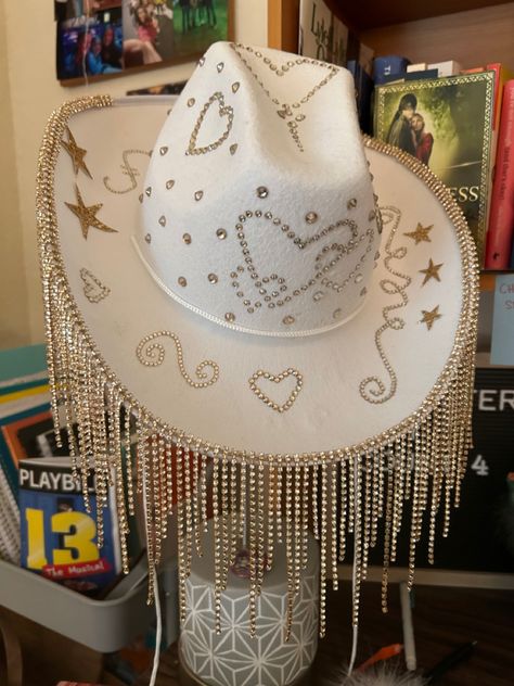 custom made by @theconcertcowgirl on instagram Diy Cowboy Hat Decoration, White Cowboy Hat, Texas Hat, Custom Cowboy Hats, Country Party, Western Birthday, Taylor Swift Tour Outfits, Bachelorette Party Planning, Kawaii Diy