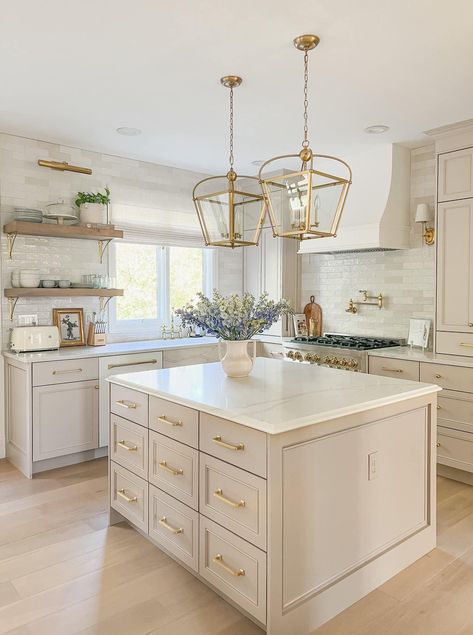 Pink Beige Kitchen, Classic Kitchen Cabinet Colors, Ivory Kitchen Ideas, Low Ceiling Kitchen Ideas, Cream And Gold Kitchen, Accessible Beige Kitchen, Kitchen Astethic, Condo Kitchen Design, Small Kitchen With Peninsula