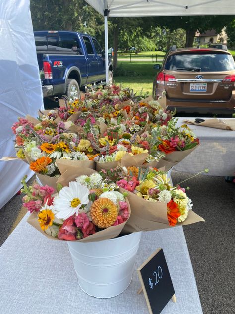 Summer farmers market flowers local aesthetic pretty Farmers Market Flowers Wedding, Farmers Market Tablescape, Farmers Market Floral Display, Flower Stand Farmers Market, How To Set Up Farmers Market Table, Starting A Farmers Market Business, Farmers Market Display Flowers, Flowers At Farmers Market, Farmers Market Bachelorette Party