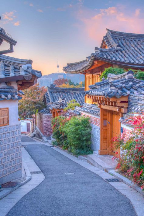 Best Things To Do in Bukchon! 1. Bukchon Hanok Village 2. Gahoe Museum 3. In Our Mansion 4. Kkangtong Mandu Penn Station Nyc, Hanok House, Day Trip To Nyc, Traditional Korean House, Hanok Village, Bukchon Hanok Village, Unique Cafe, Industrial District, Korean Restaurant