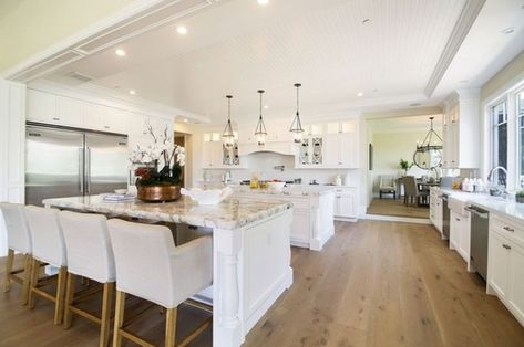 Kylie Jenner's Los Angeles Home Full Tour - Kylie Jenner Kitchen, Kylie Jenner New House, Island In Kitchen, Kylie Jenner House, Kardashian Home, Jenner House, Cape Cod Style House, Easy Home Improvement, Hidden Hills