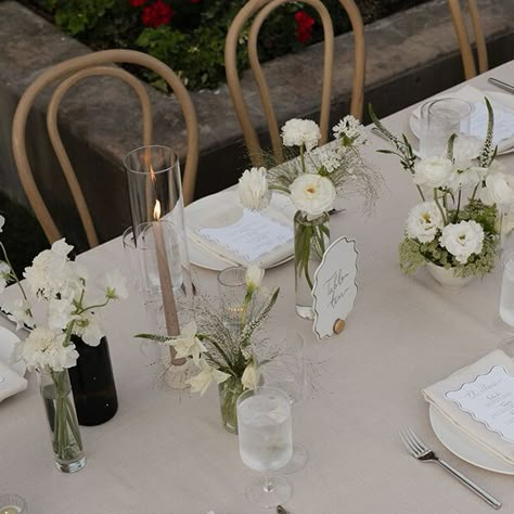 Fetelle Designs on Instagram: "POV: you're a guest walking into one of the receptions we designed 🍸✨

Venue: @bougainvilleaestae
Catering: @sohotaco
Bar: @sipsipmobilebar
Planning + Design: @fetelledesigns
Photography: @arawcollection
Content Creator: @cupidcontentco
Florals: @joyofbloomflorals
Stationery + Signage: @velvetfoxdesigns
Rentals + Linens: @brighteventrentals
DJ: @dartcollective
Wedding Cake: @samsammcakes
Glam: @veiledvanityartistry
Serving Staff: @jmeventplanningproduction
Wedding Dress: @sarahseven
Bridesmaid Dresses: @billy_j_boutique
Groom's Suit: @boss
Groomsmen Suits: @blacktux" White Flower Tablescape, Classic Elegant Wedding Table Setting, Wedding Decor Rectangular Table, Minimalist Neutral Wedding, Wedding Long Table Settings, Minimalist Wedding Tables, Minimal Table Decor Wedding, Neutral Wedding Table Decor, Cocktail Reception Decor