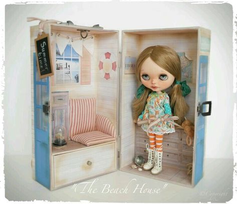 The Beach House... I LOVE this idea! Doll Packaging, Blythe House, Doll Storage, Doll Closet, Doll Case, Dancer Workout, The Beach House, Mini Dolls, Doll Ideas