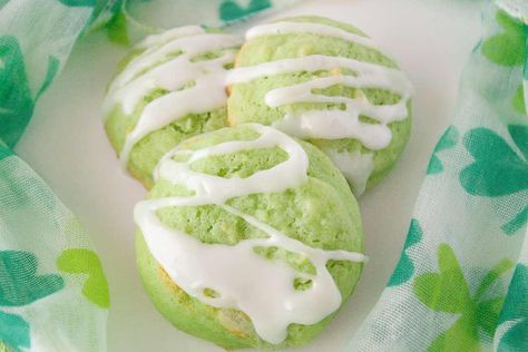 Leprechaun Cookies, Extract Recipes, Tooth Cookies, St Patrick's Day Cookies, Lime Cookies, St Patrick's Day Food, Thyme Recipes, Bars And Cookies, Candy Cakes