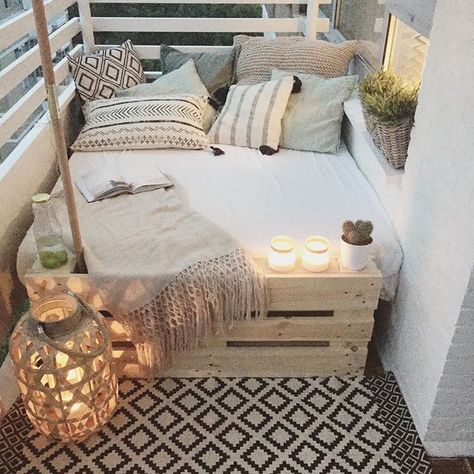 #Balcón #Cojines #Velas #halfapallet European Apartment, Balcon Mic, Zen House, Interior Boho, Decor Ikea, Apartment Patio, Dekorasi Kamar Tidur, Balcony Design, First Apartment