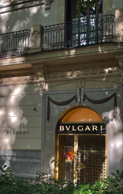 Bvlgari Wallpaper, Bvlgari Aesthetic, Luxury Brands Aesthetic Wallpaper, Aesthetic Building, Mallorca Spain, Travel Wallpaper, Italy Aesthetic, Iphone Photography, Luxury Store