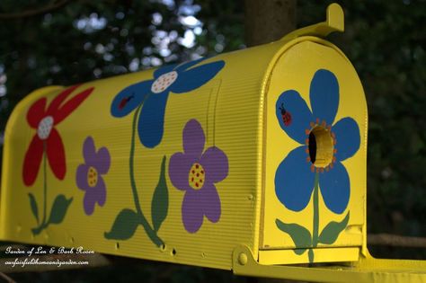 When I found an old mailbox at a garage sale I decided to see what I could make from it. With just wood scraps,the mailbox and some paint I made a Mailbox Birdh� Mailbox Birdhouse, Mini Shed, Old Mailbox, Painted Mailboxes, Diy Mailbox, Mailbox Ideas, Mailbox Design, Bird House Feeder, Diy Playbook