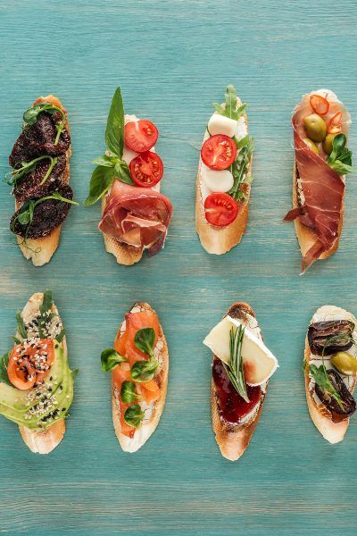 Las tapas españolas forman parte de los más ricos placeres de la cocina ibérica para acompañar entre amigos. #Receta #Cocina #CocinaEspañola #España #TapasEspañolas Canapes Recipes, Tapas Menu, Tapas Recipes, Easy Healthy Lunches, Charcuterie Recipes, Snacks Für Party, Healthy Foodie, Party Food Appetizers, Cooking Recipes Desserts