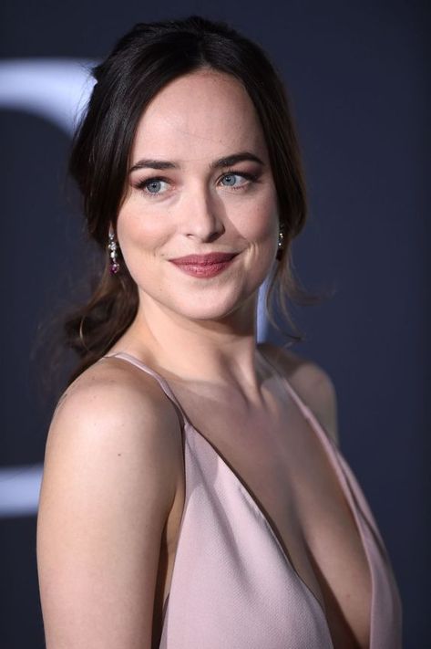 Soft Summer Celebrities, Summer Brown Hair, Summer Celebrities, Soft Summer Fashion, Soft Summer Makeup, Soft Summer Palette, Soft Summer Color Palette, Soft Summer Colors, Dakota Johnson Style