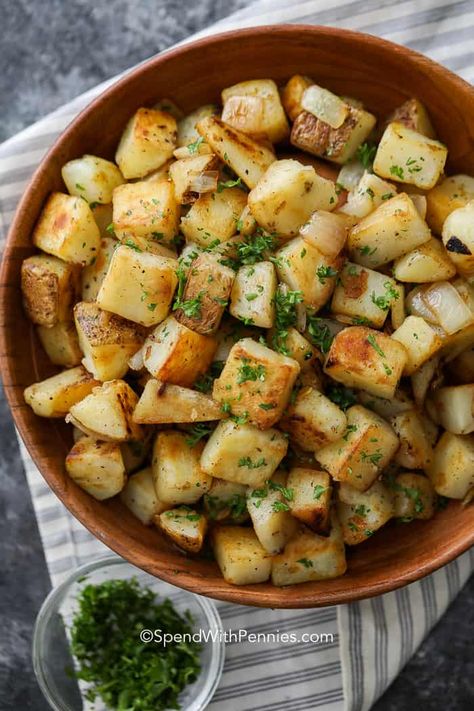 Nothing says comfort food like potatoes, and these easy home fries are always a great option. Fry up some savory goodness and get the day started right! Easy Home Fries, Crispy Bacon In Oven, Home Fries Recipe, Leftover Baked Potatoes, Roti Panggang, Leftover Potatoes, Shredded Potatoes, Homemade Gnocchi, Home Fries