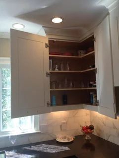 Upper corner cabinet - what type Corner Cabinet Ideas Kitchen, Kitchen Corner Cupboard, Kitchen Cabinet Organization Layout, Corner Cabinet Solutions, Kitchen Cabinet Storage Solutions, Blind Corner Cabinet, Kitchen Cabinets Pictures, Upper Kitchen Cabinets, Pantry Room