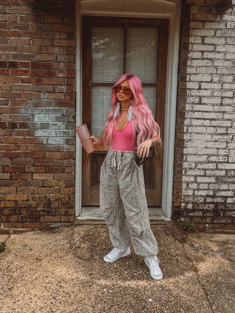 Colorful Edgy Style, Pink Hair Outfit What To Wear With, Colorful Edgy Outfits, Casual Edgy Outfits Grunge, Ally Nicole Outfits, Pink Grunge Aesthetic Outfits, Spring Grunge Outfits, Hairstylist Fits, Ally Nicole