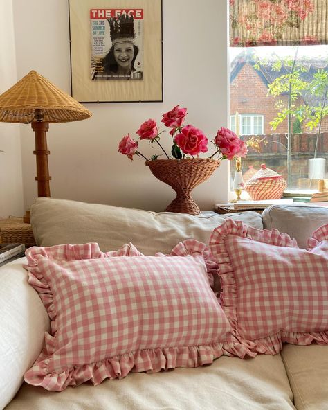 Petit Panier (@petitpanier_shop) • Fotos y vídeos de Instagram Pink Things Vintage, Gingham Throw Pillow, Frilly Cushions, Gingham Cushions, Gingham Pillow, Laura Ashley Fabric, College House, Laura Ashley Home, Vintage Laura Ashley