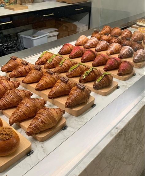 Bakeries Design, Croissant Display, Pastry Display Ideas, Croissant Shop, Bakery Counter, Pastry Table, Pastry Display, Bakery Shop Design, Brunch Cafe