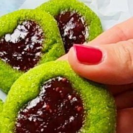 Sasha Nary / Aleksandra Naryzhny on Instagram Green Thumbprint Cookies, Grinch Thumbprint Cookies Raspberry, Grinch Raspberry Thumbprint Cookies, Grinch Thumbprint Raspberry Cookies, Grinch Desert, Grinch Thumbprint Cookies, Grinch Christmas Food, Grinch Baking, Green Sugar Cookies