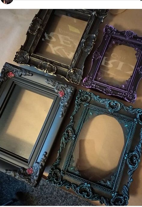 Gothic Romance Decor, Diy Gothic Decor Crafts Victorian, Diy Gothic Frame, Diy Goth Mirror Frame, Gothic Picture Frames Diy, Dark Academia Diy, Diy Goth Picture Frame, Gothic Shadow Box Ideas, Gothic Photo Frame