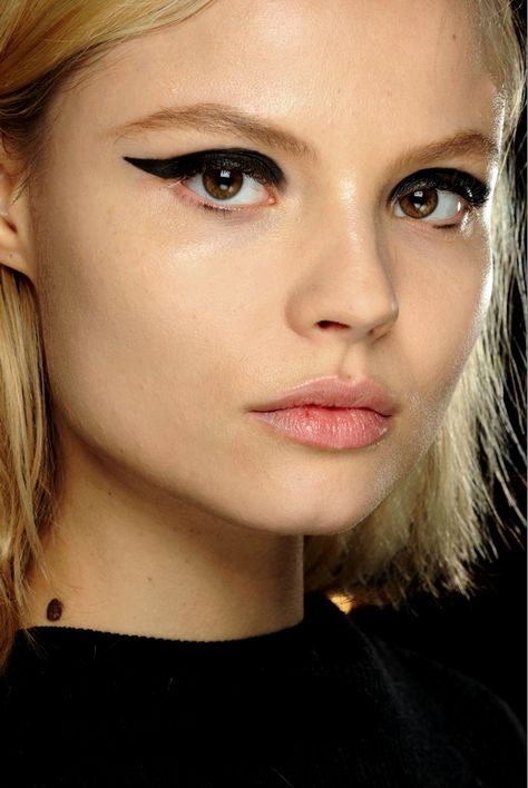 // Graphic Eyes, Graphic Eyeliner, Cat Eye Makeup, Runway Makeup, Winged Liner, Black Eyeliner, Winged Eyeliner, All Things Beauty, Makeup Trends