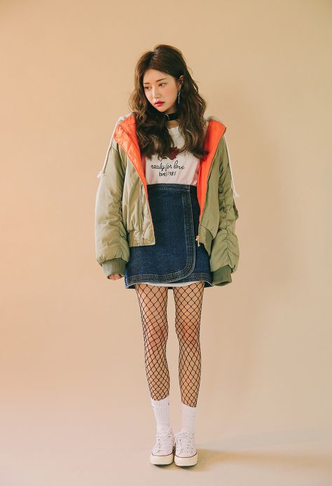 Pinterest:@hannahk2925 Moda Ulzzang, Senior Week, 90s Skirt, Korean Fashion Ulzzang, Mode Ulzzang, Korean Fashion Ideas, 90s Windbreaker, Fashion 90s, 90s Jacket