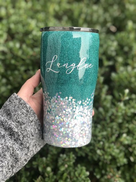 Epoxy Pens Ideas, Tumbler Cups Glitter, Yeti Designs, Tumbler Resin, Cricut Tumblers, Epoxy Pens, Tumbler Cups Personalized, Epoxy Cups, Silver Ombre