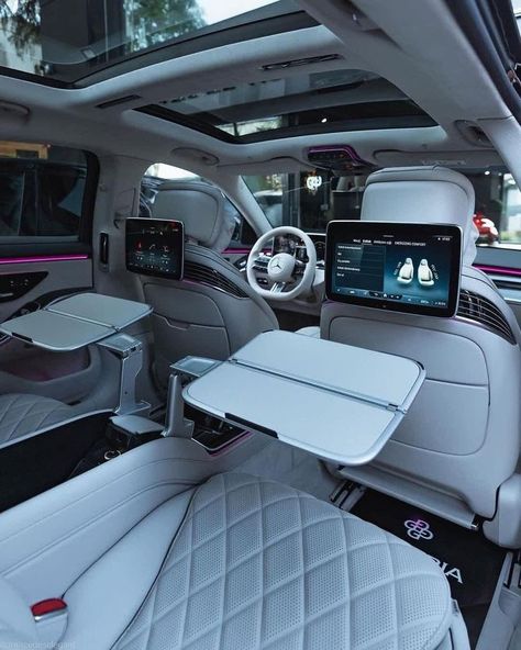 Range Rover Interior, Tattoo Car, Aesthetic Cars, C 63 Amg, Cars Aesthetic, Inside Car, Dream Cars Mercedes, Cars Wallpaper, Car Organization