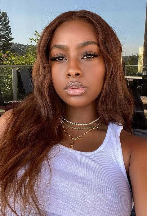 Justine Skye Hair Color, Caramel Blonde Hair On Black Women, Brown Hair Dark Skin, Hair Color For Brown Skin, Rich Brown Hair, Caramel Blonde Hair, Caramel Brown Hair, Warm Brown Hair, Windows To The Soul