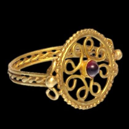 Byzantine Gold, Byzantine Jewelry, Ancient Jewels, Ancient Jewellery, Early Medieval, Historical Jewellery, Ancient World, Medieval Jewelry, Precious Jewels