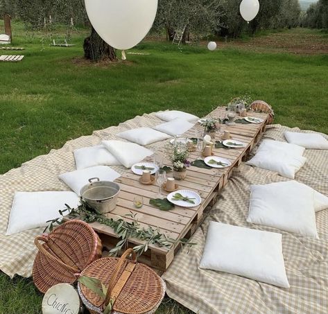 Picnic On Pallets, Pallet Floor Table Party, Pallet Table Outdoor Party Boho, Wood Pallet Picnic Table, Garden Party Pallet Table, Outside Picnic Table Ideas, Pallets Table Ideas, Outdoor Pallet Table Diy, Pallet Boho Table