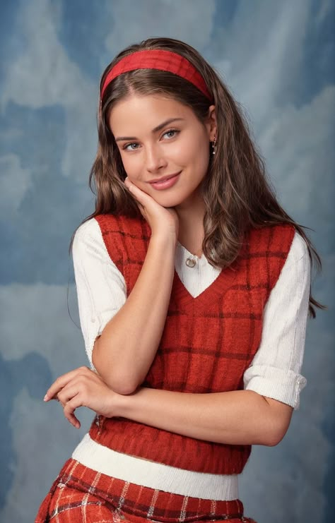 Yearbook Photoshoot Ideas, 90s Yearbook Photos, Yearbook Poses, Yearbook Pose, Mean Girls Style, High School Photoshoot, Yearbook Trend, Highschool Yearbook, 90s Yearbook