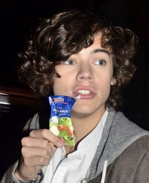 Holmes Chapel, Harry Styles Cute, Harry Styles Photos, One Direction Pictures, Blonde Guys, Mr Style, Apple Juice, Harry Edward Styles, Edward Styles