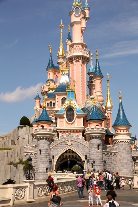 Cinderella's Palace Euro Disney Euro Disney Paris, Disneyland World, Paris 2023, Disney Paris, Peach Aesthetic, Paris Aesthetic, Castle Designs, Disney Photos, Disney Holiday