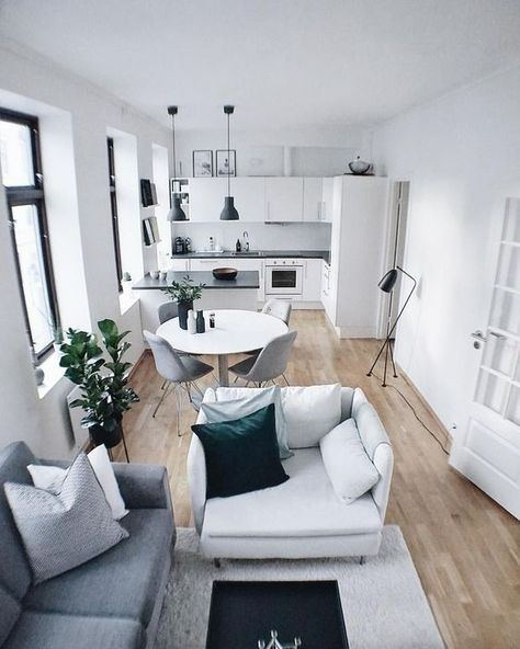 a small open floor plan decorated in white, light greys and blakc touches for soem drama Furnitur Ruang Keluarga, Small Apartment Interior, Chairs Kitchen, Interior Minimalista, Decor Studio, Small Apartment Living Room, Kitchen And Dining Room, Trendy Living Rooms, Design Apartment