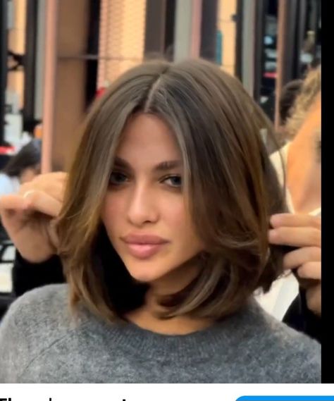 Lob Layered Haircut Round Faces, Lydia Fowler Hair, 90s Short Bob Blowout, 90s Supermodel Hair Short, Bob Butterfly Cut, Old Money Bob Brunette, Bob Hairstyles 90s, Brown Hair Bob Medium, 90 Bob Haircut