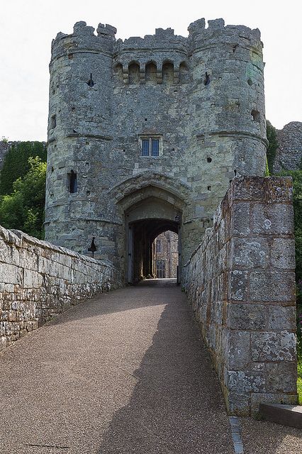 Carisbrooke Castle, Motte And Bailey Castle, British Castles, Castles In England, English Castles, European Castles, Castle Ruins, Castle House, Carl Sagan