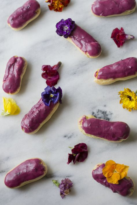 Blueberry & Violet Eclairs. Mmmmm, the combination sounds delightful :-) Easy Eclair Recipe, Easy Eclairs, French Dessert Recipes, Eclair Recipe, Edible Flowers Recipes, Famous Desserts, Blueberry Desserts, French Dessert, French Desserts