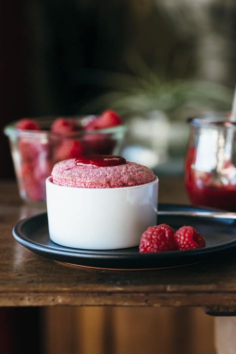 Raspberry souffle. A delicious gluten-free and refined sugar-free dessert (and perfect for Valentine's Day!). Ramekin Desserts, Raspberry Souffle, Raspberry Shortcake, Paleo Fruit, Souffle Recipe, Souffle Recipes, Paleo Desserts, Light Desserts, Sugar Free Desserts