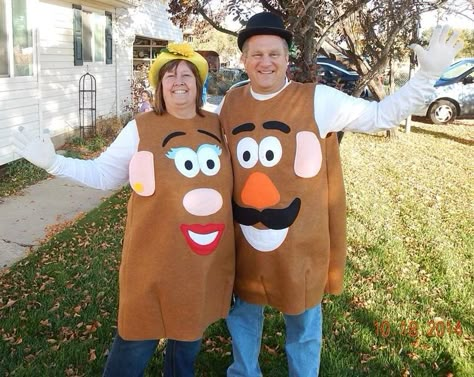 Mr and Mrs Potato Head costumes; pretty easy to make. Potato Head Costume, Mr Potato Head Costume, Mr And Mrs Potato Head, Disfraz Toy Story, Turkey Potato, Costume Homemade, Toy Story Halloween, Mrs Potato Head, Toy Story Costumes