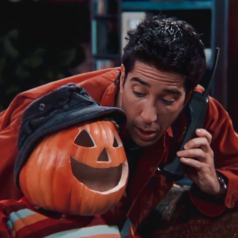 Friends Fall Aesthetic Tv Show, Friends Tv Show Halloween, Friends Tv Show Aesthetic, Friends Aesthetic Tv Show, Romanticizing Autumn, Notion Pictures, Friends Thanksgiving Episodes, Friends 90s, Ross Friends