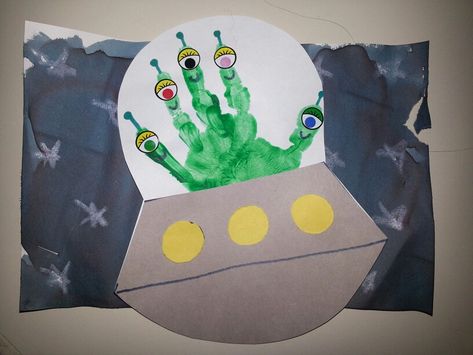 Alien handprint                                                                                                                                                      More Space Theme For Toddlers, Outer Space Crafts, Space Art Projects, Valentina Tereshkova, Space Preschool, Outer Space Art, Outer Space Theme, Preschool Craft, Space Activities