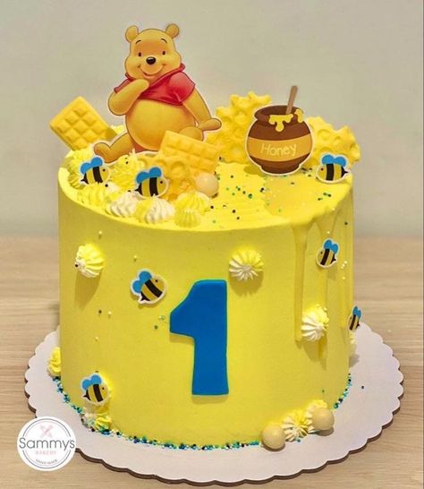 Pooh Bear Cake Topper, Whinney Pooh Cake, Pooh Bear Cakes, Pooh Cake Birthday, Birthday Cake Winnie The Pooh, Winnie The Pooh Cake Ideas, Pooh Bear Cake, Birthday Makeup Ideas, Winnie The Pooh Birthday Cake