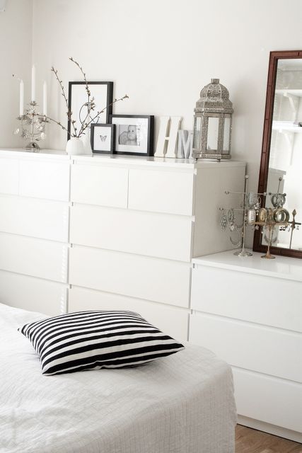 25 Minimalist Bedroom Styling Ideas for White Interiors - Blogrope Malm Dresser, Ikea Dresser, Ikea Bedroom, Ikea Malm, Trendy Bedroom, Color Painting, Futurama, Decor Minimalist, Home Design Decor