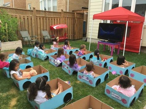 Outdoor Movie Night Drive In Style Backyard Movie Party, Movie Birthday Party, Fest Temaer, Backyard Movie Nights, Beach Necessities, Backyard Movie, Movie Night Party, Movie Birthday, Diy Bebe