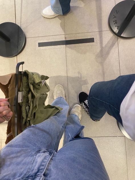 Mall Aesthetic Shopping With Boyfriend, Couple Mall Aesthetic, Bestie Date Aesthetic, Mall Date Aesthetic Couple, Shopping With Boyfriend Aesthetic, Mall Asthetic Picture, Shopping Date Aesthetic Couple, Mall Couple Pictures, Study Date With Boyfriend