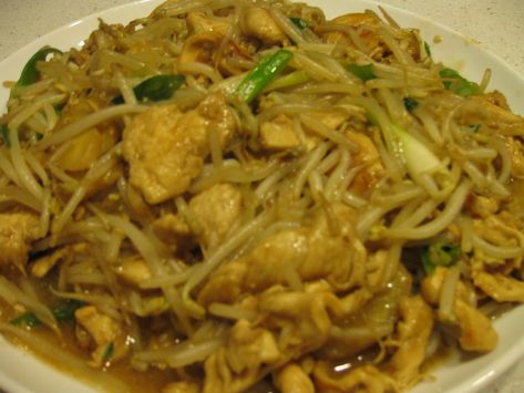 How to Cook Chicken with Bean Sprouts Stir-Fry Stir Fry Beans, Healthy Chicken Stir Fry, Bean Sprout Recipes, Carb Dishes, Wok Recipes, Bean Sprout, Chicken Chow Mein, Chinese Vegetables, Cook Healthy