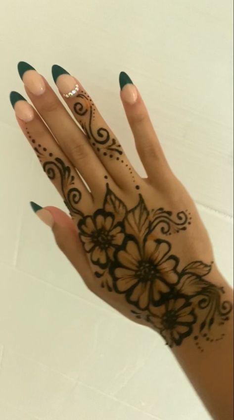 Hena Desain Simple Front Hand, Henna Designs Big, Hello Kitty Henna Design, Henna On Foot, Birthday Henna, Henna Designs Arm, Simple Hand Henna, Henna Designs Flower, Tattoo Designs Henna