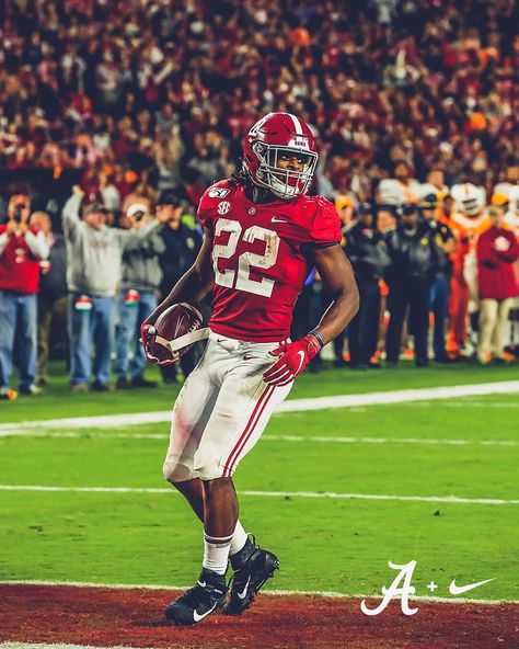 Alabama Football Pictures, Kansas City Chiefs Funny, Najee Harris, Collage Football, Nfl Uniforms, Football Background, Alabama Football Roll Tide, Crimson Tide Fans, Nfl Football Pictures